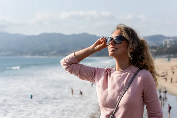 Felice donna bionda sulla spiaggia di Los Angeles — Foto Stock