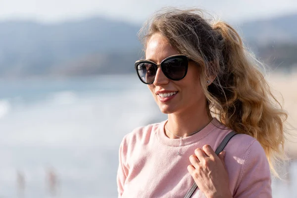 Felice donna bionda sulla spiaggia di Los Angeles — Foto Stock