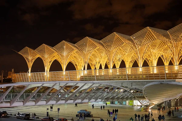 Foto nocturna de Gare do Oriente en Lisboa Portugal — Foto de Stock