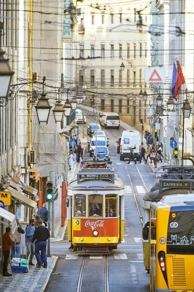 Scatto verticale di un tram che scende da una collina a Lisbona Portogallo — Foto Stock