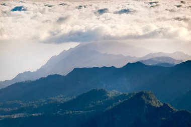 Madeira Portekiz 'in karanlık çöktüğünde manzarası