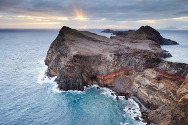 Portekiz, Madeira 'nın kayalık kıyı şeridinde çekildi.