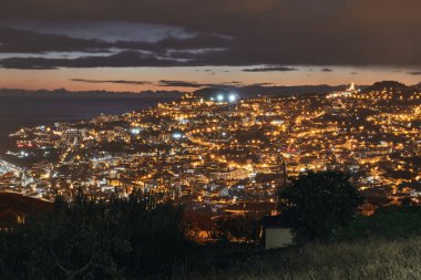Portekiz, Madeira 'da Funchal' ın gece çekimi.