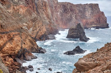 Portekiz 'in Madeira şehrinde kayalık sahil şeridi Ponta de Sao Lourenco' da çekildi.