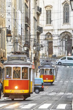 Lizbon 'daki bir tepeden inen bir tramvayın dikey görüntüsü.