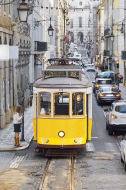 Lizbon 'daki bir tepeden inen bir tramvayın dikey görüntüsü.