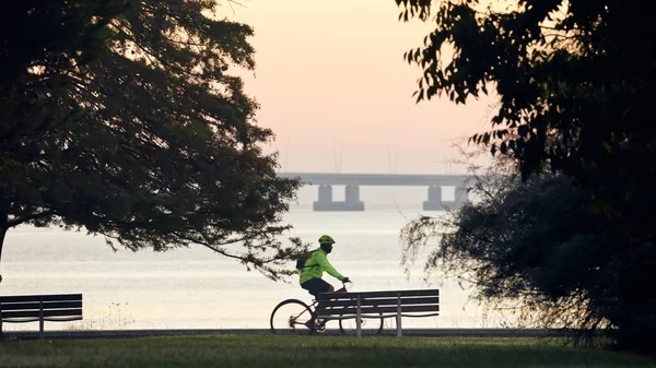 Schuss eines Radfahrers in Lissabon portugal — Stockfoto