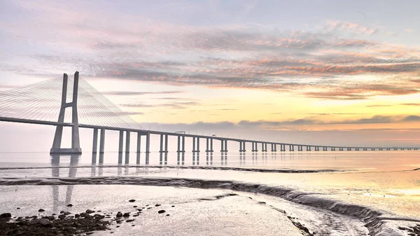 Skjuten av en imponerande bro i Lissabon Portugal — Stockfoto