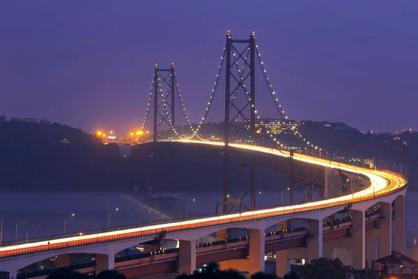 Tournage de l'énorme pont au crépuscule à Lisbonne Portugal — Photo