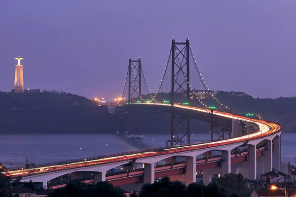 Tournage de l'énorme pont au crépuscule à Lisbonne Portugal — Photo