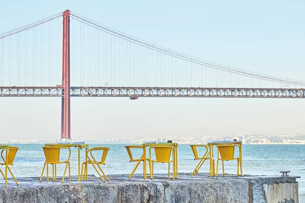 Tournage de quelques tables pour se détendre près de l'eau à Lisbonne Portugal — Photo