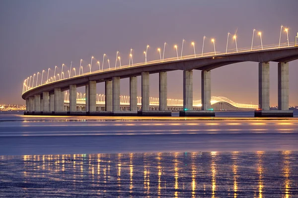 Skjuten av en imponerande bro i Lissabon Portugal — Stockfoto