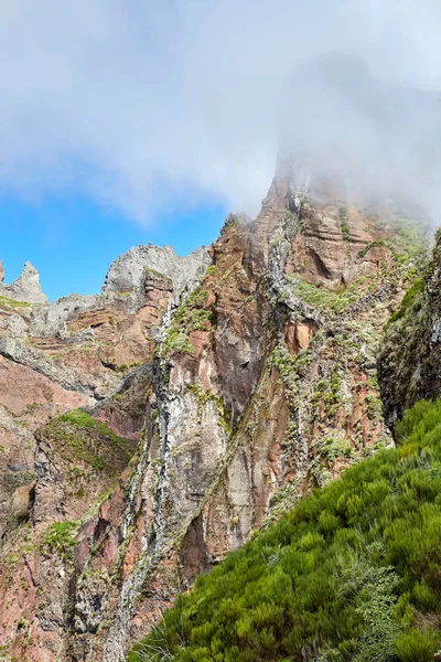 Madeira Portekiz 'de bulutlara ulaşan Rocky dağları