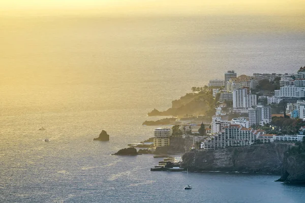 Edifícios na costa atlântica da Madeira Portugal — Fotografia de Stock