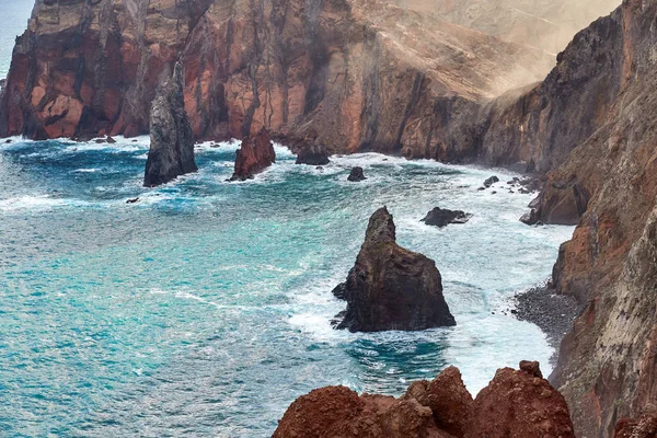 Ditembak dari garis pantai berbatu Madeira, Portugal — Stok Foto