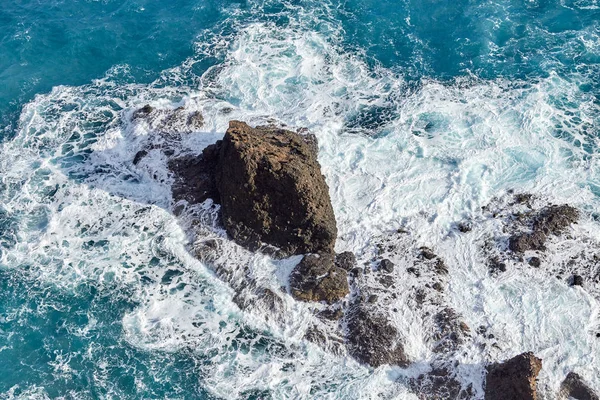 Výstřel z obrovského kamenného bloku v Ponta de Sao Lourenco na Madeiře, Portugalsko — Stock fotografie