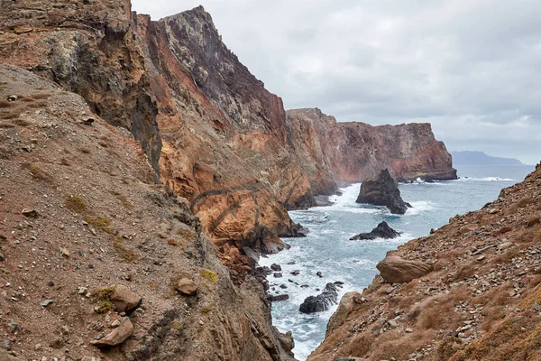 Tiro do litoral rochoso em Ponta de Sao Lourenco na Madeira, Portugal — Fotografia de Stock