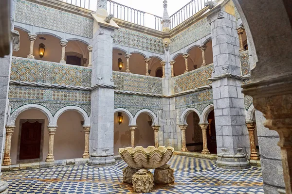 Lizbon 'un yakınlarındaki Sintra koridorlarında çekilirse bir tane.