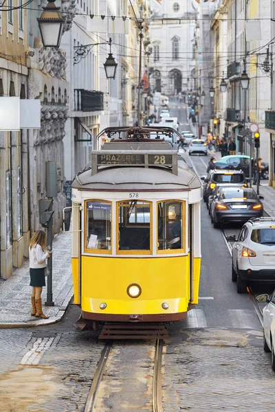 Lizbon 'daki bir tepeden inen bir tramvayın dikey görüntüsü.