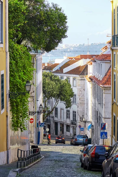 Στενό και μακρύ δρόμο στο ηλιοβασίλεμα στη Λισαβόνα της Πορτογαλίας — Φωτογραφία Αρχείου