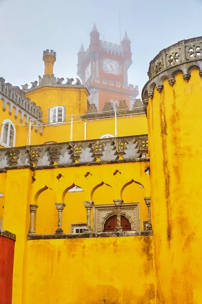 Lizbon yakınlarındaki Sintra 'daki Pena Sarayı' nın dikey görüntüsü.