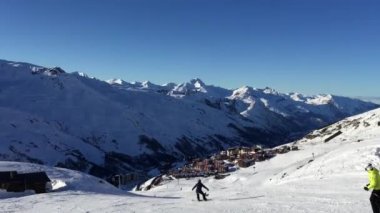 Fransa 'da Courchevel Resort' ta kayak yapan doğa ve insanlar.