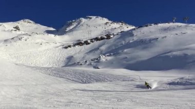 Fransa 'da Courchevel Resort' ta kayak yapan doğa ve insanlar.