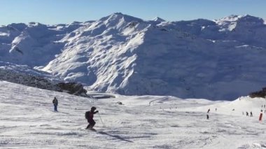 Fransa 'da Courchevel Resort' ta kayak yapan doğa ve insanlar.