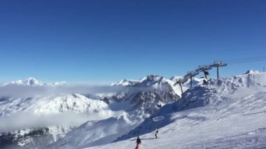 Fransa 'da Courchevel Resort' ta kayak yapan doğa ve insanlar.