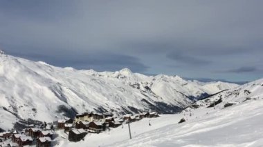 Fransa 'da Courchevel Resort' ta kayak yapan doğa ve insanlar.