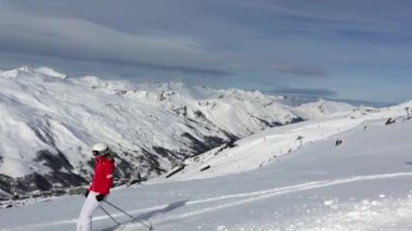 Fransa 'da Courchevel Resort' ta kayak yapan doğa ve insanlar.