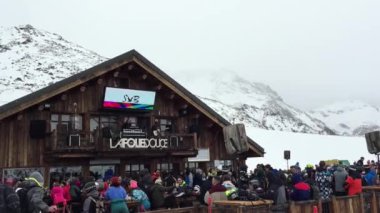 Saint-Bon-Tarentaise, Fransa - 24 Ocak 2020: Courchevel Resort 'taki kayak yamaçlarındaki insanlar