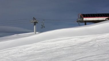 Saint-Bon-Tarentaise, Fransa - 24 Ocak 2020: Courchevel Resort 'taki kayak yamaçlarındaki insanlar