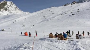 Fransa 'da Courchevel Resort' ta kayak yapan doğa ve insanlar.