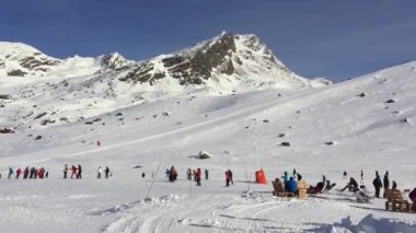 Fransa 'da Courchevel Resort' ta kayak yapan doğa ve insanlar.
