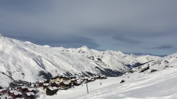 法国Courchevel度假胜地的自然和滑雪场上的人 — 图库视频影像