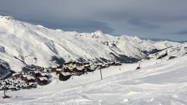 フランスのコーチェルリゾートの自然とスキー場の人々 — ストック動画