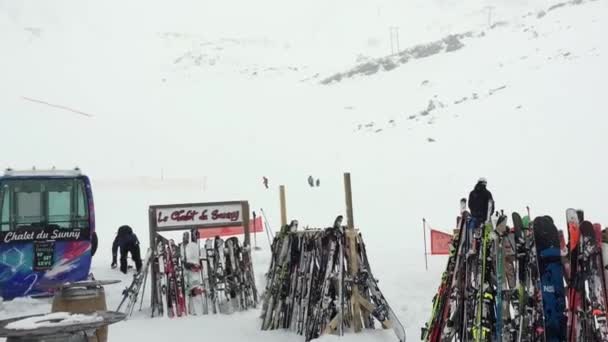 Saint Bon Tarentaise Franciaország 2020 Január Emberek Sípályákon Courchevel Üdülőhelyen — Stock videók