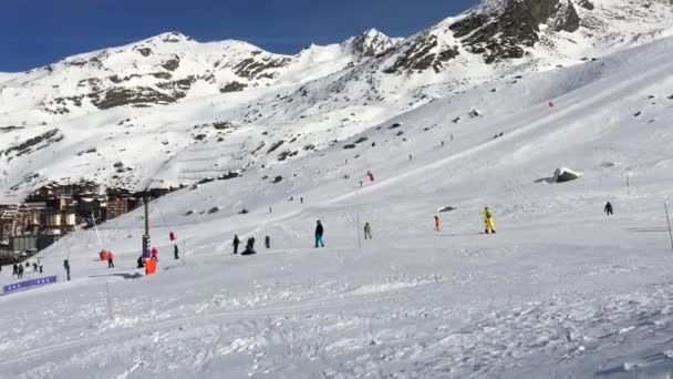 Naturaleza Personas Las Pistas Esquí Estación Courchevel Francia — Vídeo de stock
