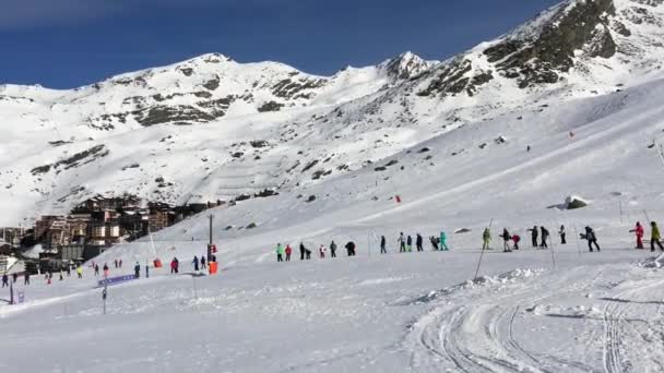 フランスのコーチェルリゾートの自然とスキー場の人々 — ストック動画