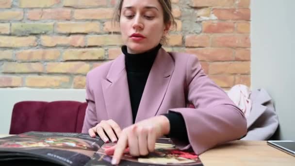 Mujer Suite Rosa Leyendo Menú Pidiendo Comida Almuerzo Negocios — Vídeos de Stock