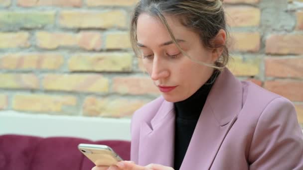 Mujer Suite Rosa Trabajando Teléfono Móvil Almuerzo Negocios — Vídeos de Stock