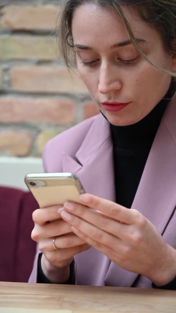 Женщина Розовом Номере Работает Мобильном Телефоне Бизнес Ланчем — стоковое видео