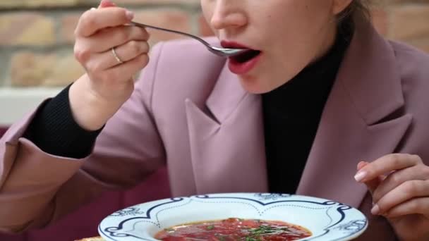Vrouw Roze Suite Eet Rode Groentesoep Tijdens Zakenlunch — Stockvideo