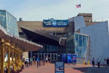 People at boston aquarium at the port and harbor