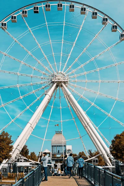 Observatorio de ruedas en el puerto y muelle de Montreal, Canadá — Foto de Stock