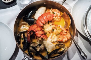 Montreal, Kanada 'da bir restoranda deniz ürünleri yemeği