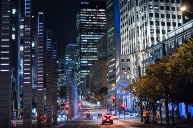 Montreal 'de gece yarısı ışıkları ve arabaları olan gece binaları