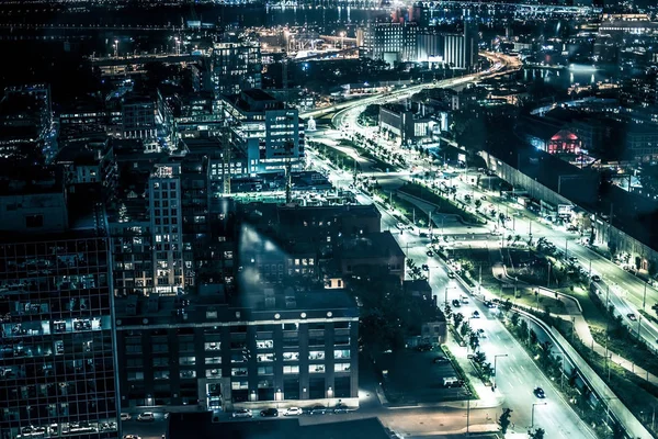 Éjszakai épületek fényekkel és autókkal éjszaka Montrealban — Stock Fotó