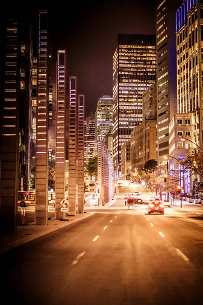 Éjszakai épületek fényekkel és autókkal éjszaka Montrealban — Stock Fotó